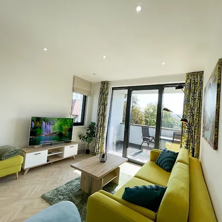 Luxury Retreat With Terrace דירה